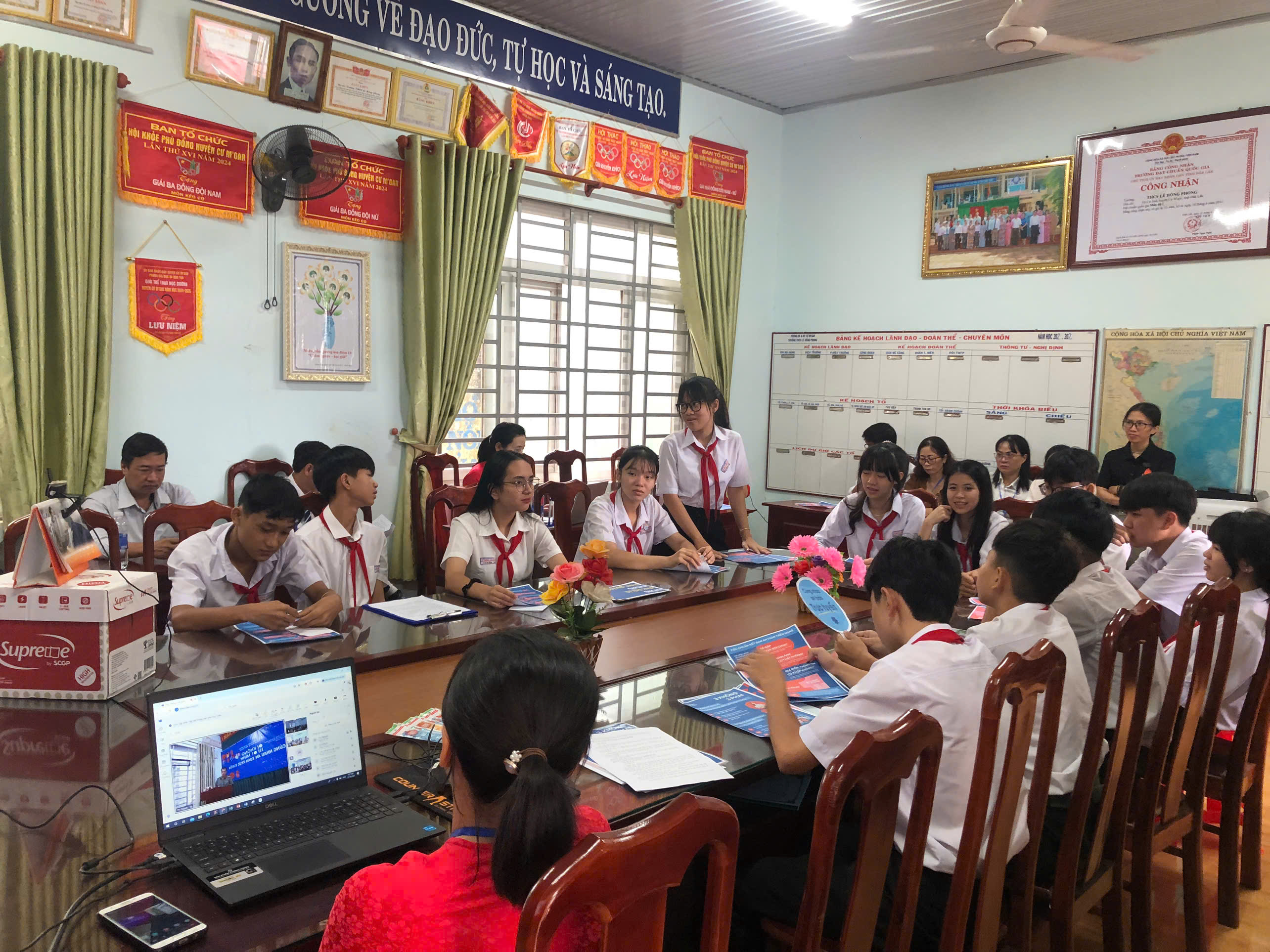 cac em hoc sinh dat cau hoi 2